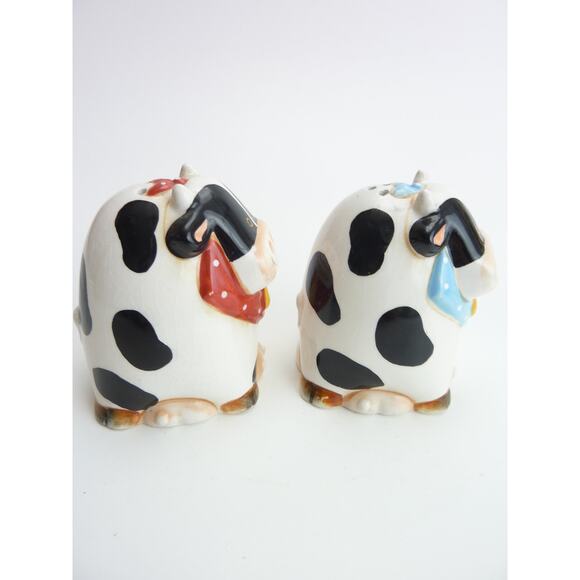 Vintage Ceramic Fat Cow Salt & Pepper Shaker Set Red Blue Neck Scarfs - Picture 2 of 5